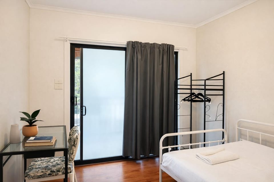 Cozy Private Single Room in Bankstown - Near Transport & Shops - Shared Bathroom Bed and Breakfast in Sydney