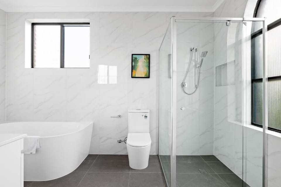 Luxe Ensuite Queen Room - Close to Stations & Shops Bed and Breakfast in Sydney