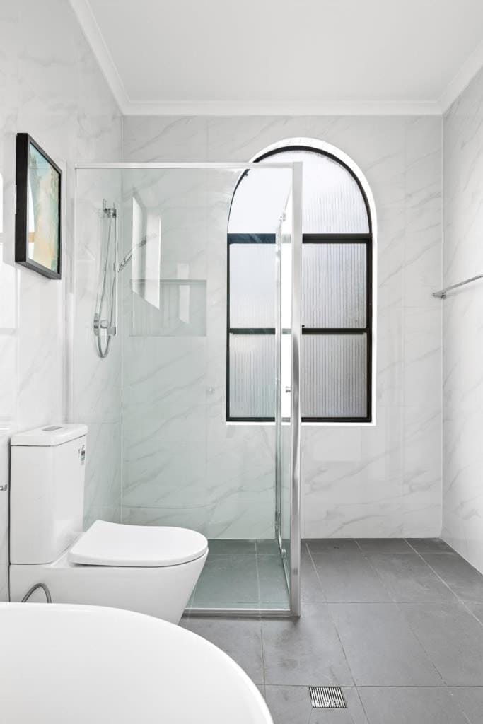 Luxe Ensuite Queen Room - Close to Stations & Shops Bed and Breakfast in Sydney