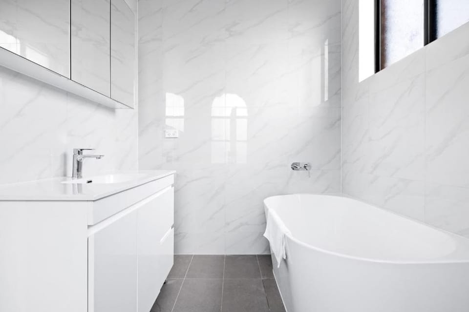 Luxe Ensuite Queen Room - Close to Stations & Shops Bed and Breakfast in Sydney