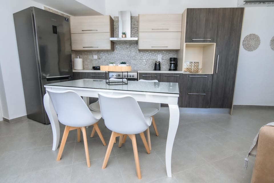 Coffee/tea facilities, Kitchen or kitchenette, Dining area, stove, toaster