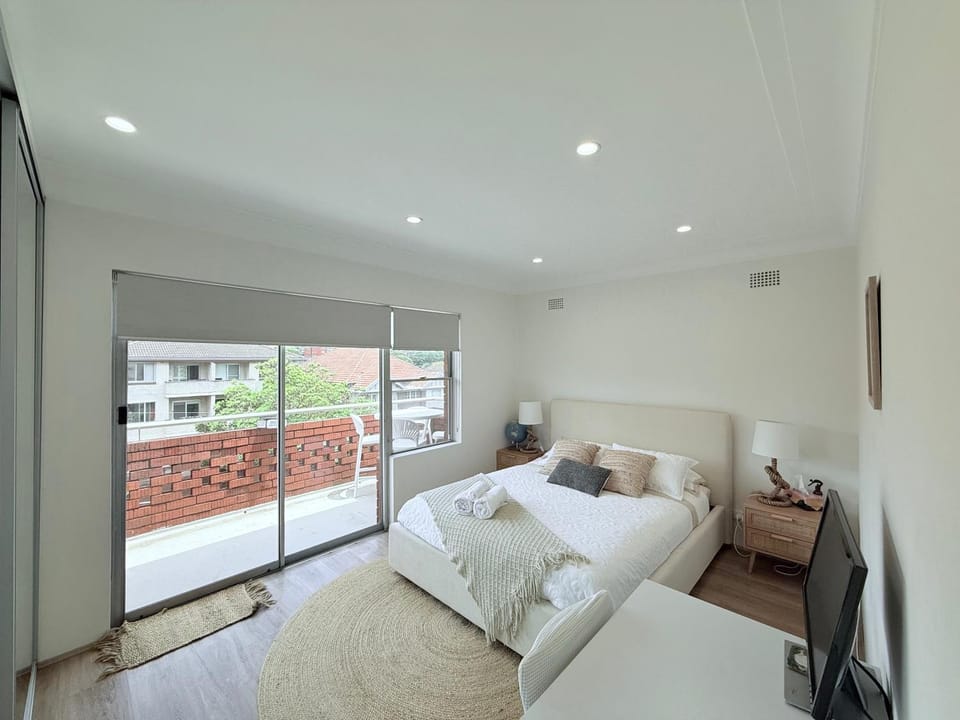 Bed, TV and multimedia, Living room, Photo of the whole room, Seating area, Bedroom