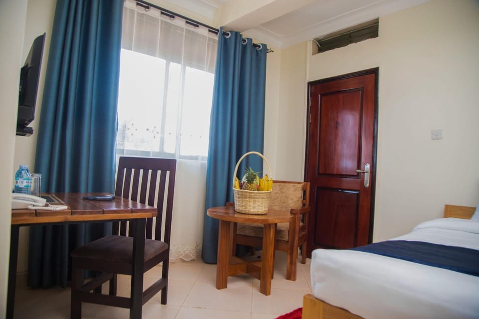 Bed, Dining area, Bedroom