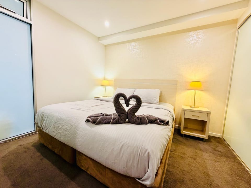 Bed, Bedroom, towels