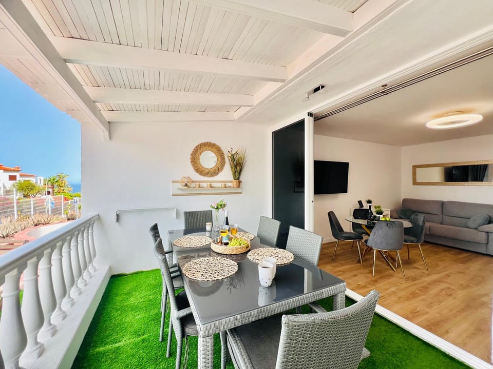 TV and multimedia, Balcony/Terrace, Living room, Seating area, Dining area, Sea view