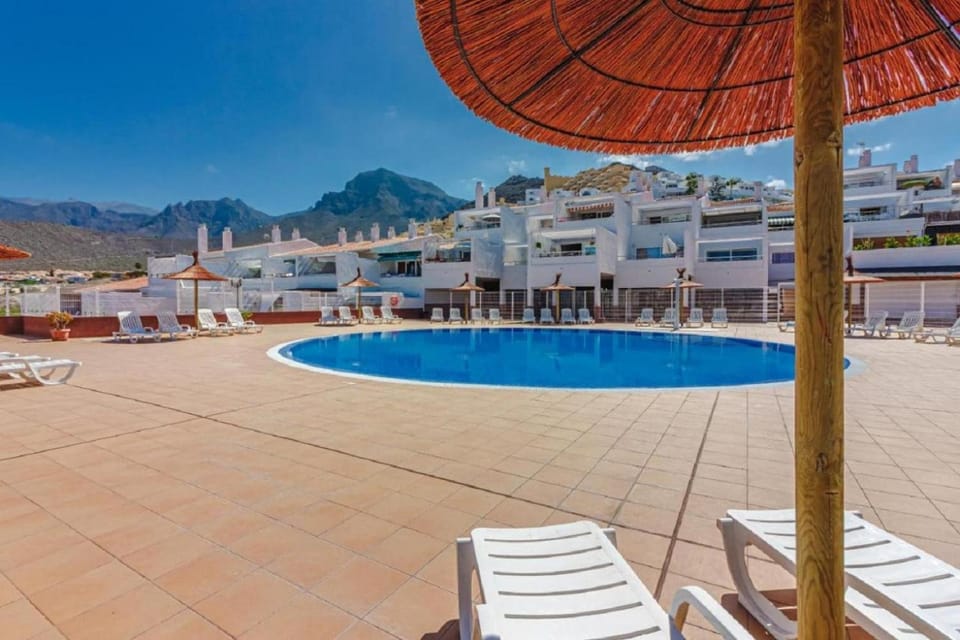 Property building, Day, Swimming pool, Swimming pool, sunbed