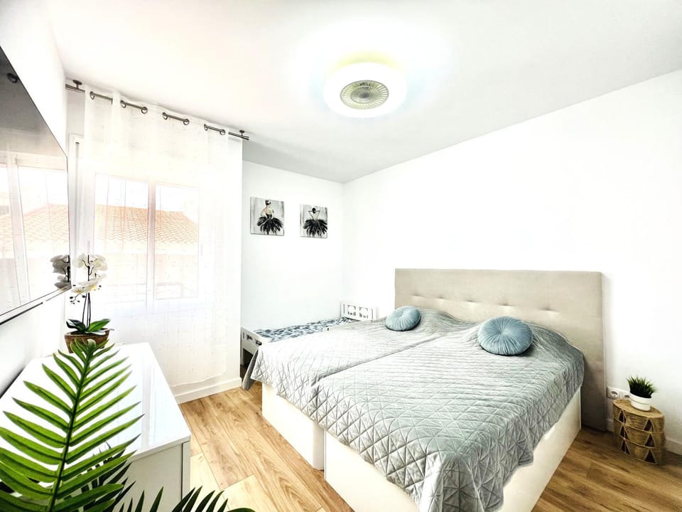 Bed, TV and multimedia, Photo of the whole room, Decorative detail, Bedroom, cot