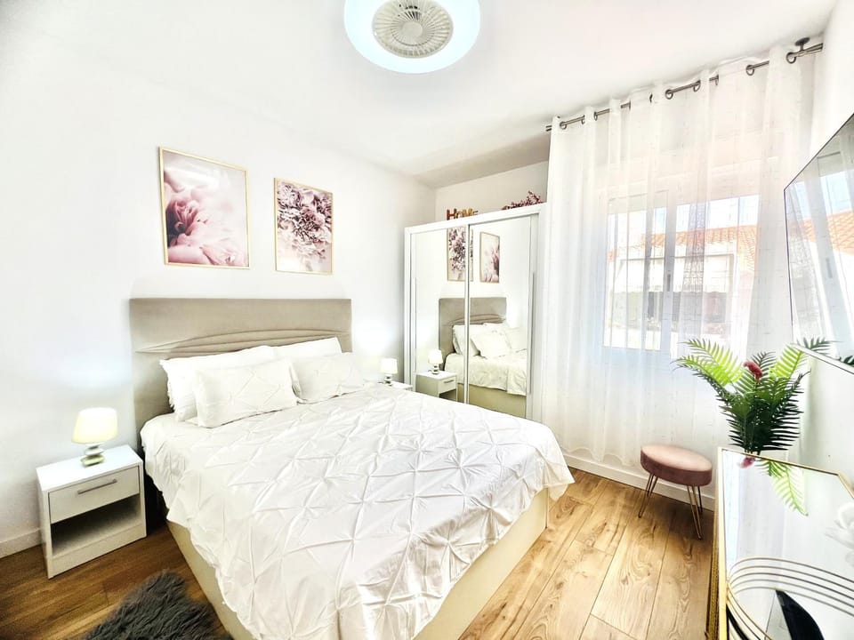 Bed, TV and multimedia, Photo of the whole room, Bedroom, wardrobe