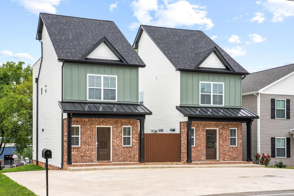 Adam's Downtown Retreat with 2 Rooftop Patios (1012/1014 Franklin) House in Clarksville