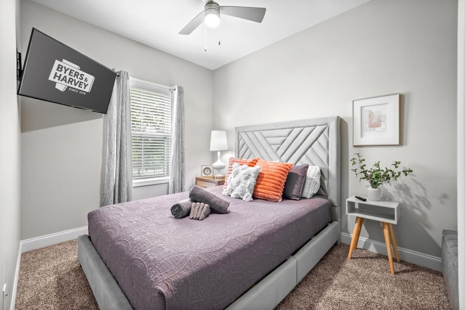 Adam's Downtown Retreat with 2 Rooftop Patios (1012/1014 Franklin) House in Clarksville