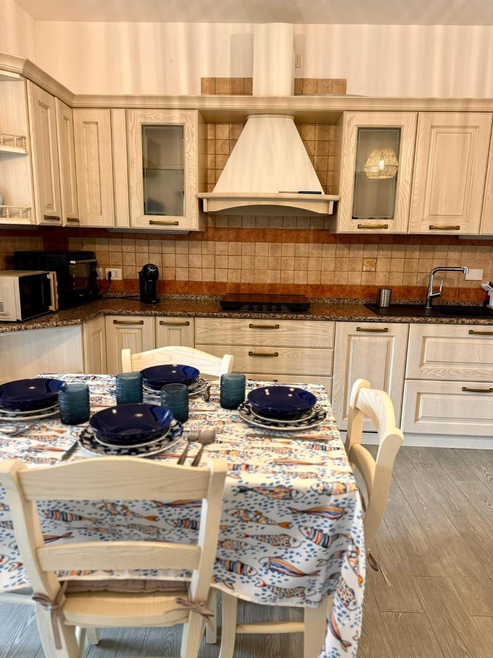 Coffee/tea facilities, Kitchen or kitchenette, Living room, Seating area, Dining area, dishwasher, flat iron, oven, pet friendly, stove, toaster