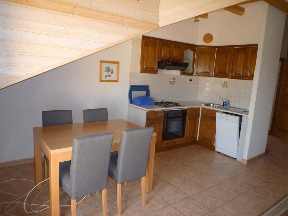 Dining area, dishwasher