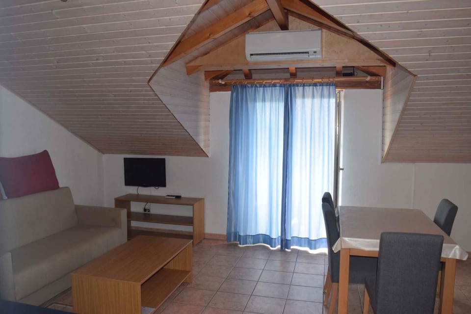 TV and multimedia, Living room, Seating area, Dining area, air conditioner