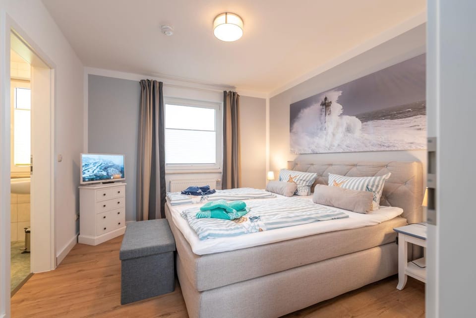 Bed, TV and multimedia, Bedroom, towels