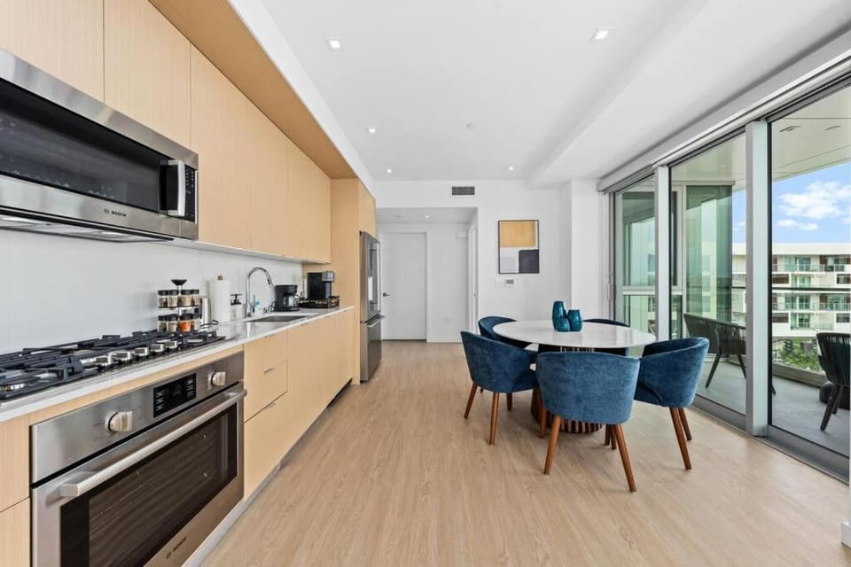 Skyline Living Santa monica Apartment in Santa Monica