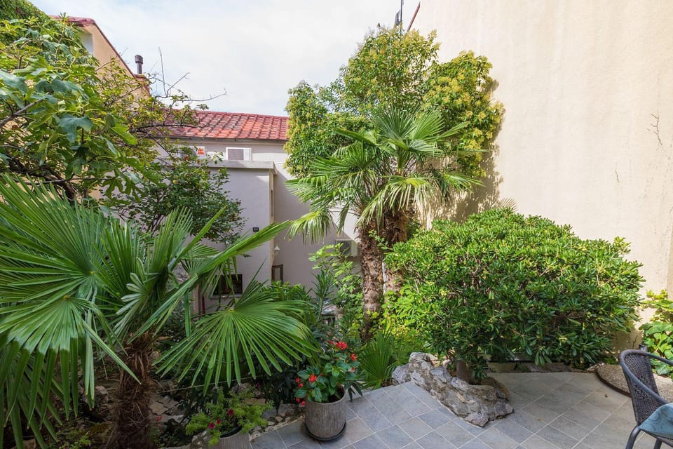 Nur 100 Meter zum Sandstrand mit mediterranem Garten House in Crikvenica