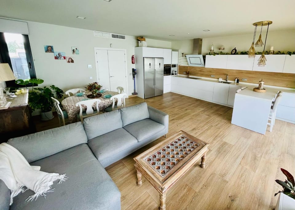 Kitchen or kitchenette, Lounge or bar