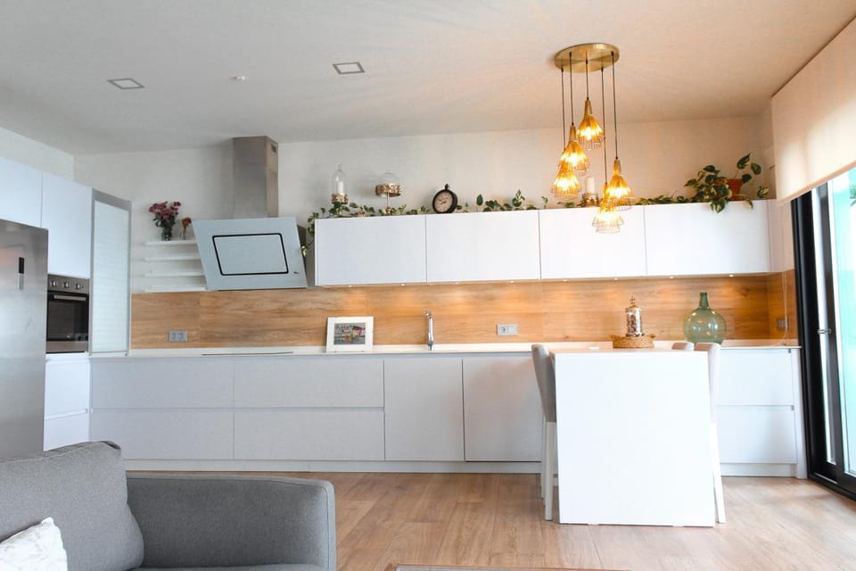 Kitchen or kitchenette, Dining area