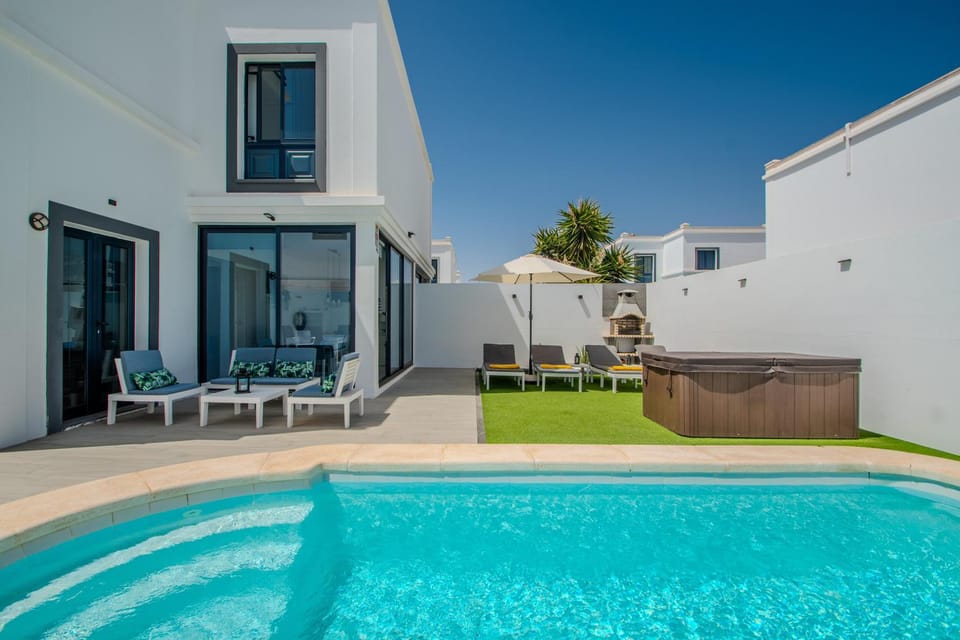 Patio, Day, Pool view, Swimming pool, sunbed