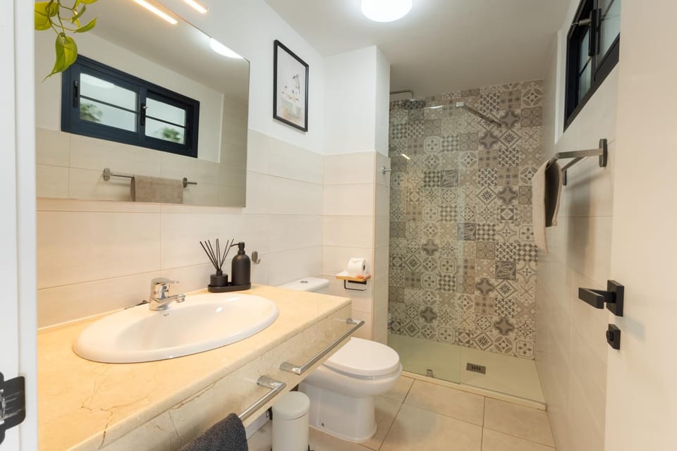 Shower, Toilet, Bathroom, towels
