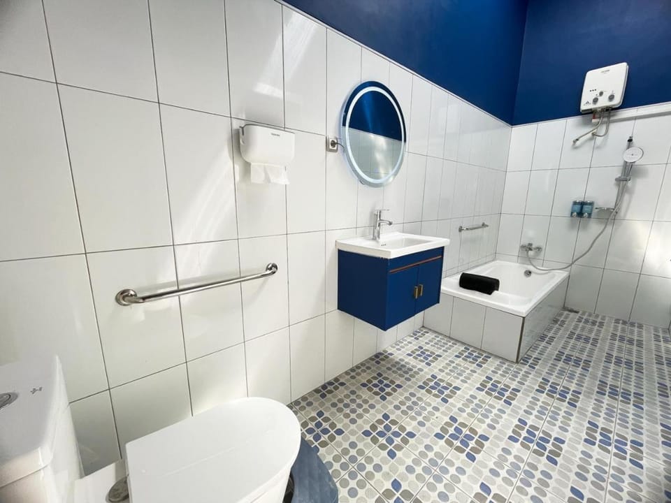 Shower, Toilet, Bathroom, Bath