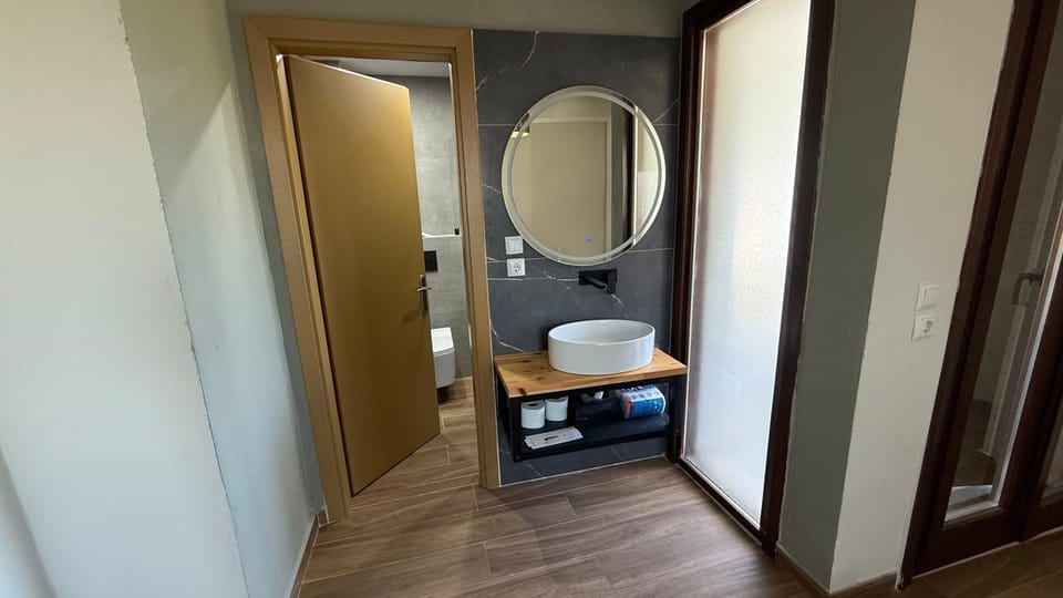 Toilet, Bathroom, Bedroom, towels
