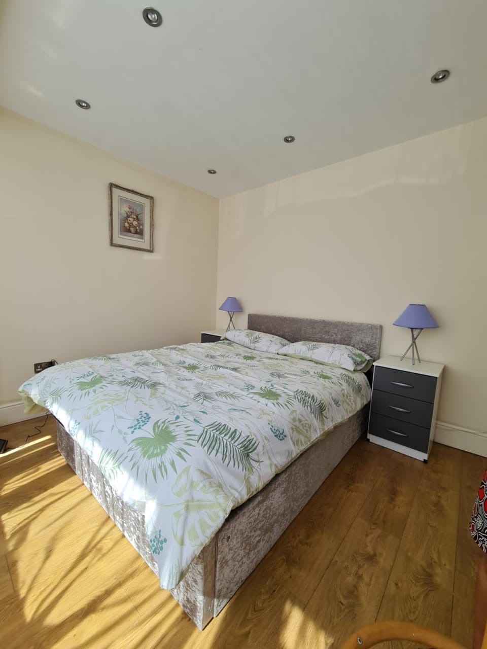 3 bedrooms Heathrow Free to Park Apartment in Staines-upon-Thames
