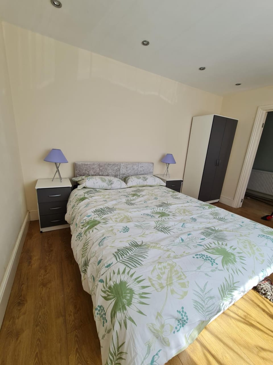 3 bedrooms Heathrow Free to Park Apartment in Staines-upon-Thames