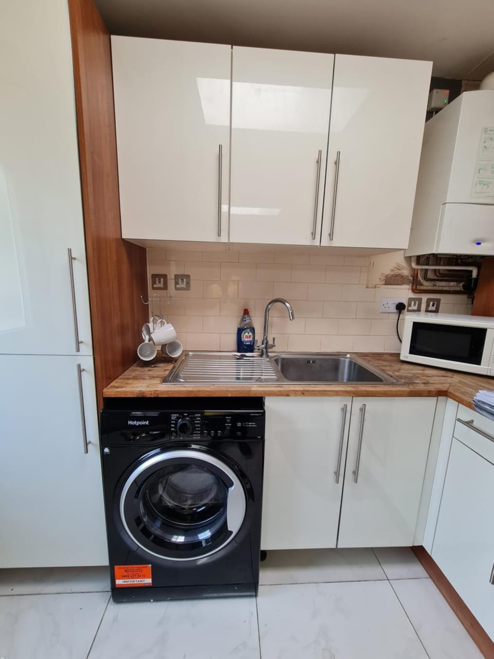 3 bedrooms Heathrow Free to Park Apartment in Staines-upon-Thames