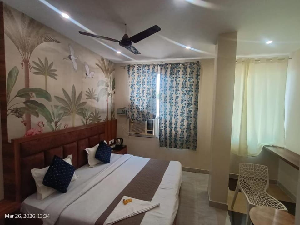 Bed, Living room, Photo of the whole room, Seating area, Bedroom, air conditioner
