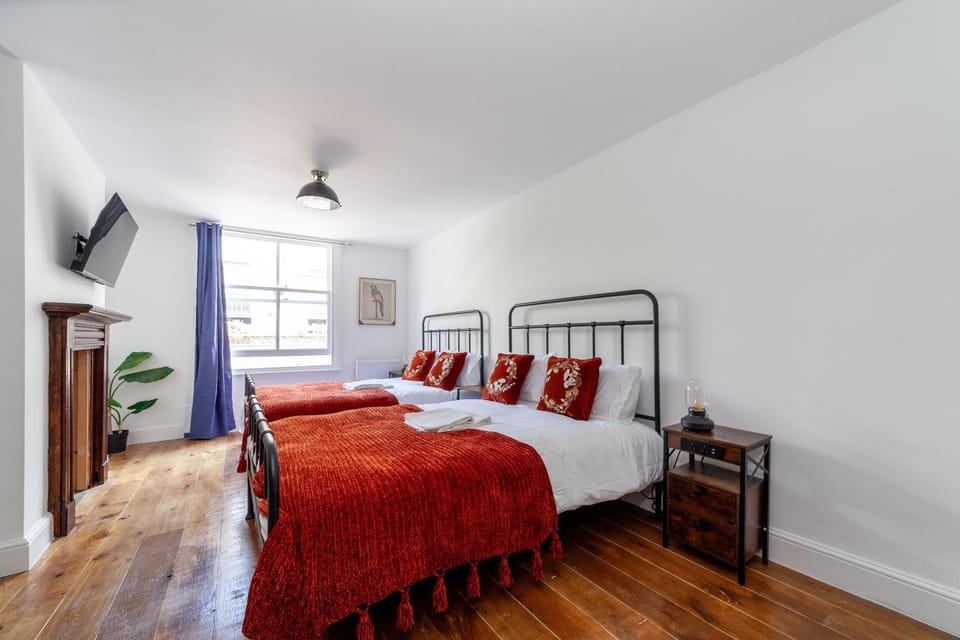 Bed, TV and multimedia, Photo of the whole room, Bedroom