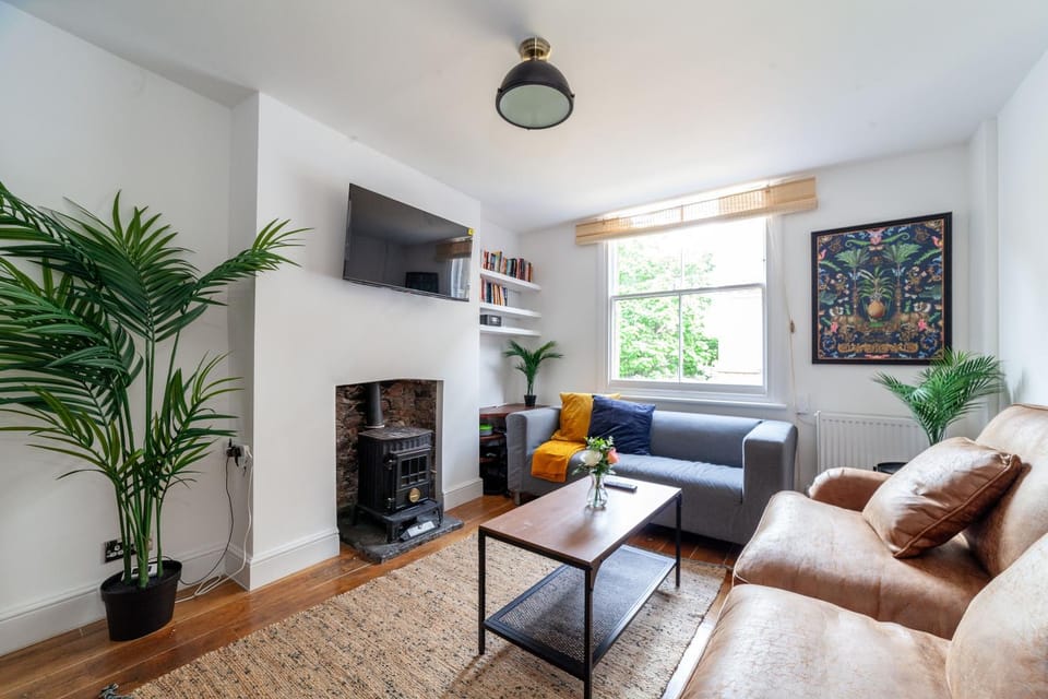 Communal lounge/ TV room, TV and multimedia, Living room, Seating area, Evening entertainment