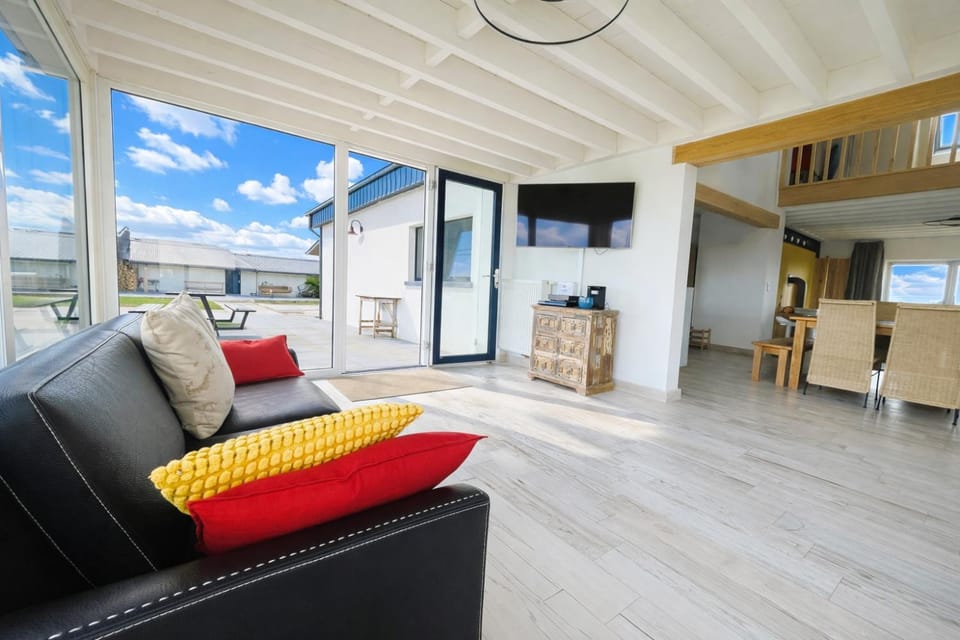 Patio, Day, TV and multimedia, Living room