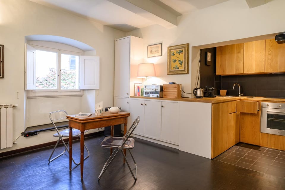 Coffee/tea facilities, Kitchen or kitchenette, Dining area, oven, stove