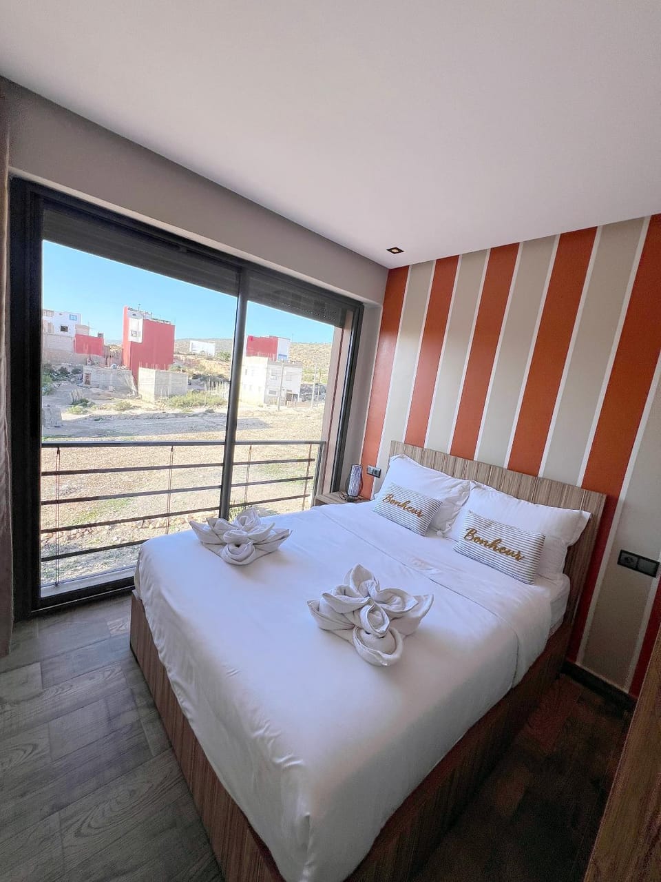 Bed, Bedroom, towels