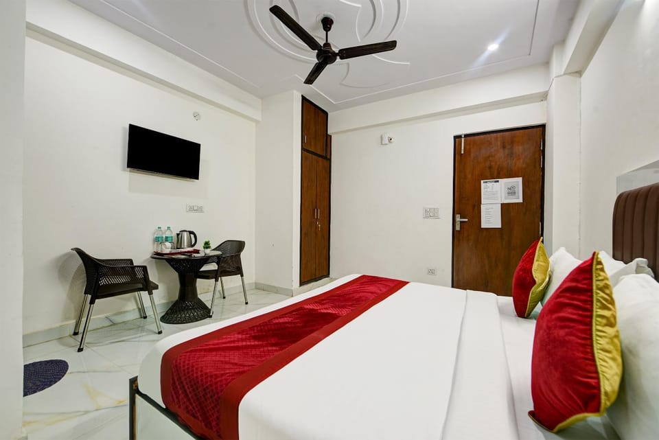 Bed, Photo of the whole room, Seating area, Bedroom