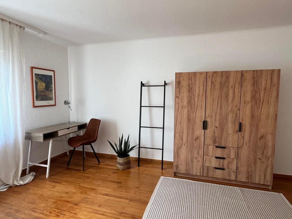 Photo of the whole room, Bedroom, wardrobe