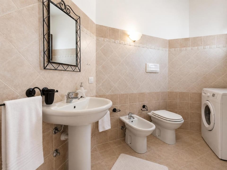 Shower, Toilet, Bathroom, bidet, towels