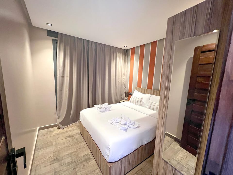 Bed, Bedroom, towels