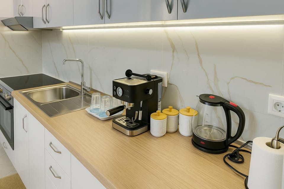 Coffee/tea facilities, Kitchen or kitchenette, stove, toaster, kitchen, kitchen