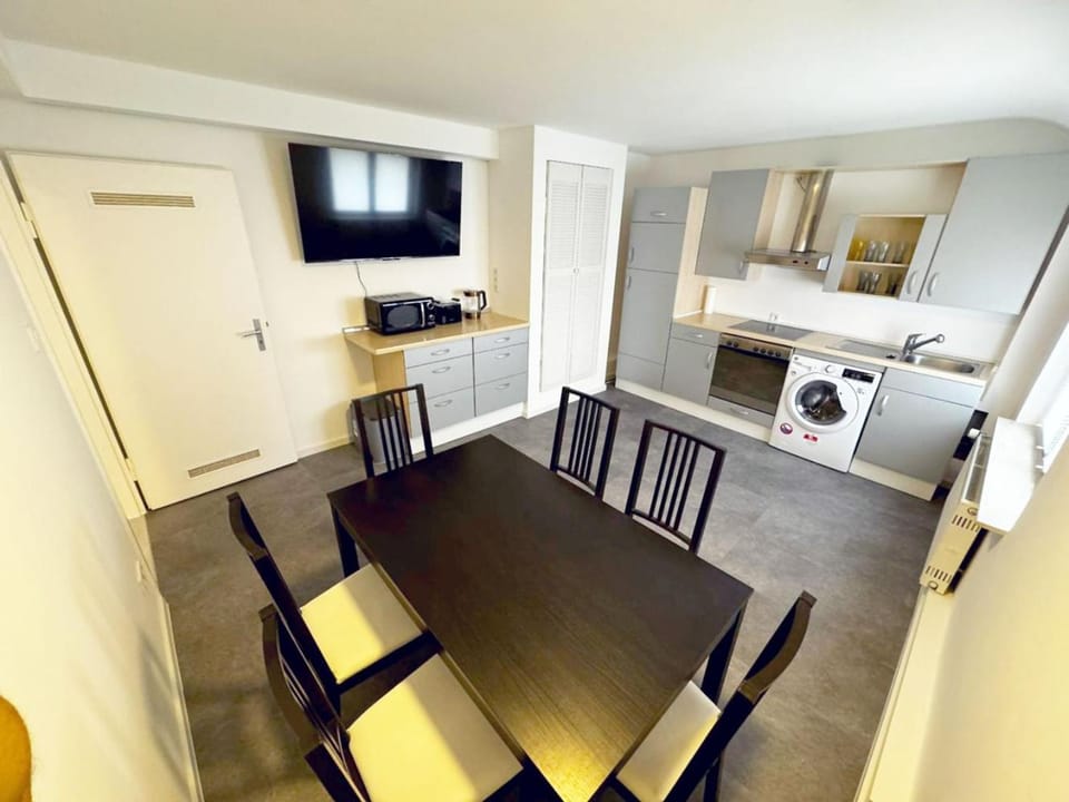 TV and multimedia, Kitchen or kitchenette, Seating area, Dining area, oven, stove, washing machine