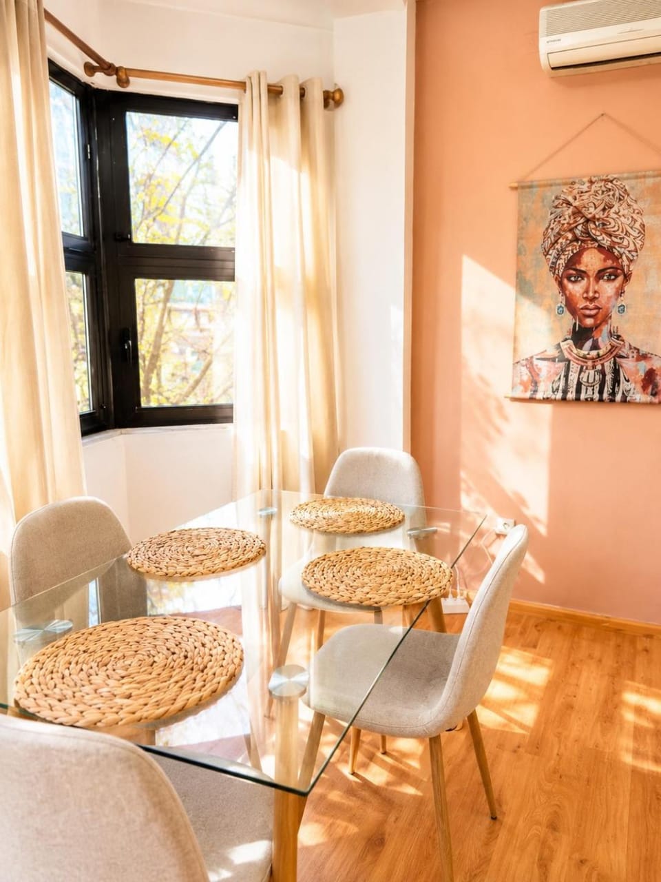 Seating area, Dining area