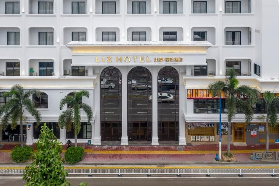 Property building, Facade/entrance, Day