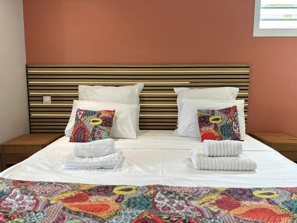 Bed, Bedroom, towels