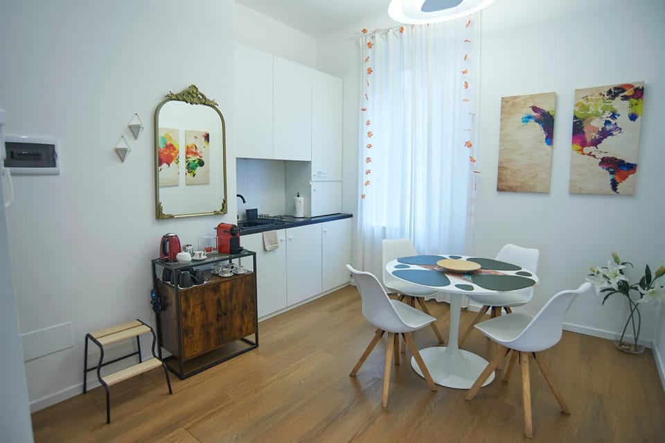 Coffee/tea facilities, Kitchen or kitchenette, Dining area