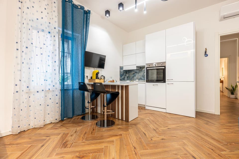 TV and multimedia, Kitchen or kitchenette, Dining area, dishwasher, oven, stove