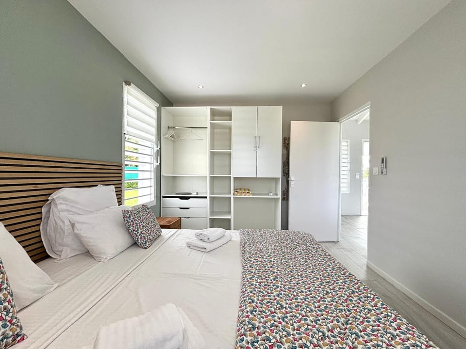 Photo of the whole room, Bedroom, towels, wardrobe