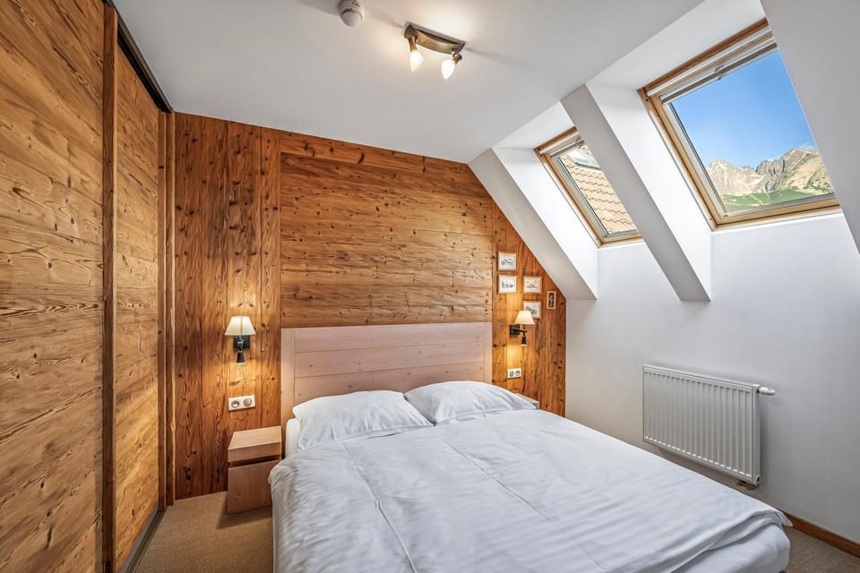Bedroom, Mountain view