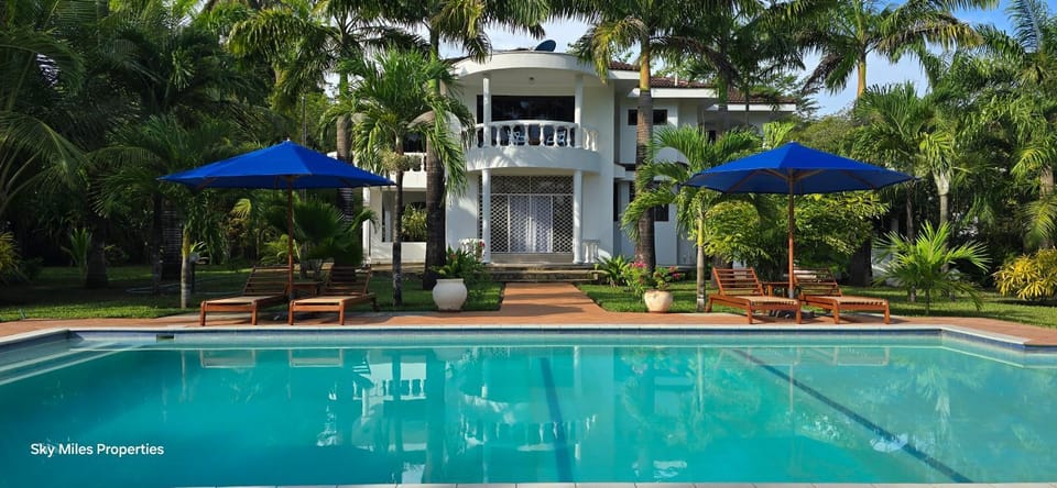 Property building, Patio, Spring, Day, Garden, Garden view, Pool view, Swimming pool, sunbed
