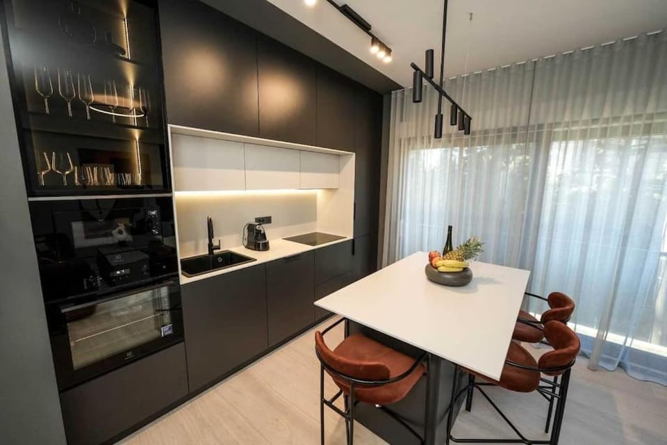 Coffee/tea facilities, Kitchen or kitchenette, Photo of the whole room, Dining area, oven